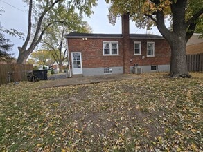 1415 W Duchesne Dr in Florissant, MO - Foto de edificio - Building Photo