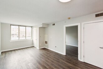 1000 New Jersey Ave SE in Washington, DC - Foto de edificio - Building Photo