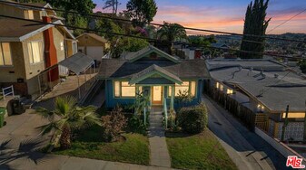 6180 Oak Crest Way in Los Angeles, CA - Building Photo