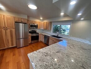 2100 Hobert St in Medford, OR - Building Photo - Building Photo
