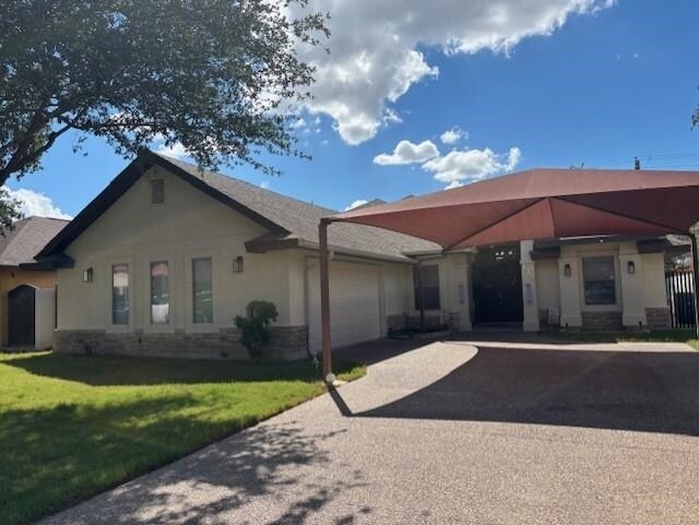 114 Sun Ray Loop in Laredo, TX - Building Photo