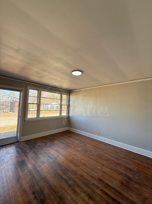 921 Woodland Dr in West Columbia, SC - Building Photo - Building Photo