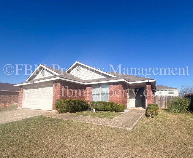 2202 Natchez Dr in Ennis, TX - Building Photo - Building Photo