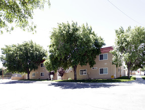 502-508 E Avenue Q4 in Palmdale, CA - Building Photo - Building Photo