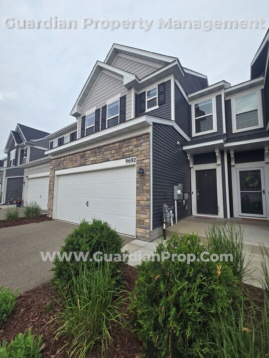 9692 4th St Ln N in Lake Elmo, MN - Building Photo