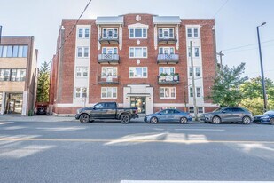 5830 De La Côte-Saint-Luc Ch in Montréal, QC - Building Photo