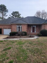 147 Sir Guy Dr in Weems, VA - Building Photo