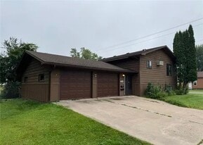 421 5th St NW, Unit 2 in Aitkin, MN - Building Photo