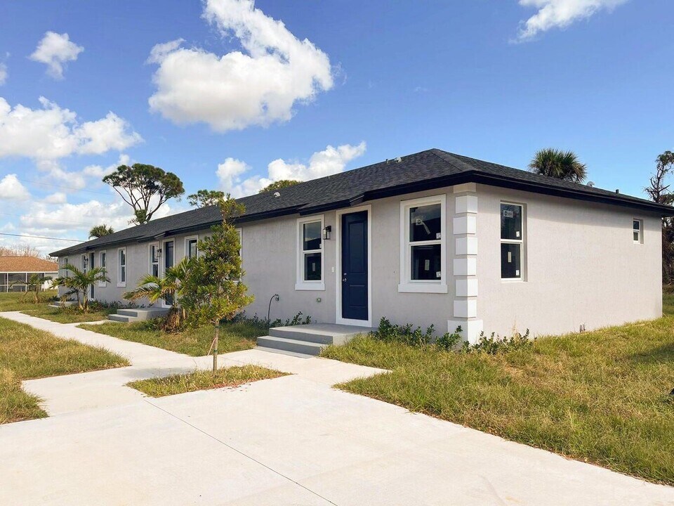 246 Rotonda Blvd W in Rotonda West, FL - Building Photo