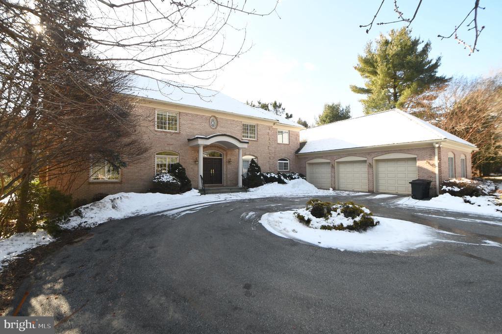 8900 Holly Leaf Ln in Bethesda, MD - Building Photo