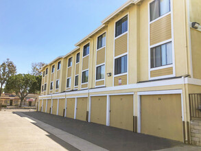 Ladera Vista Apartments in Lynwood, CA - Foto de edificio - Building Photo