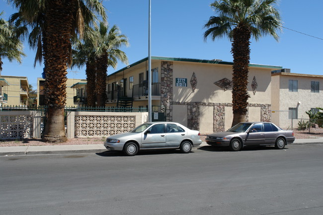 3762-3772 Royal Crest St in Las Vegas, NV - Foto de edificio - Building Photo