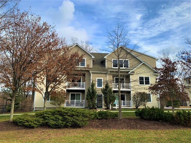 Overlook at Fort Hill Apartments in New Milford, CT - Foto de edificio - Building Photo