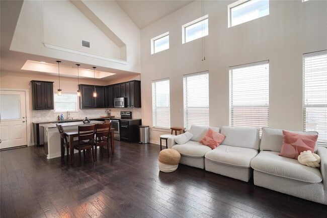 16104 Travesia Way in Austin, TX - Foto de edificio - Building Photo