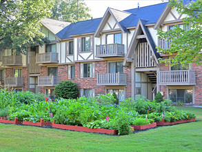 Woodland Place Apartments in Midland, MI - Building Photo - Building Photo