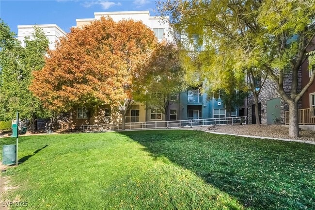 50 E Serene Ave in Las Vegas, NV - Foto de edificio - Building Photo