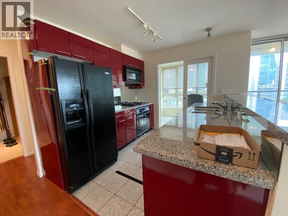 1328 W Pender St in Vancouver, BC - Building Photo