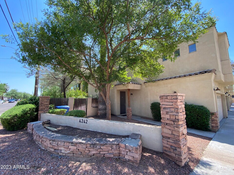 4242 N 27th St in Phoenix, AZ - Building Photo