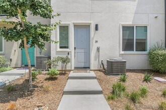 5212 Beachfront Cove in San Diego, CA - Building Photo - Building Photo