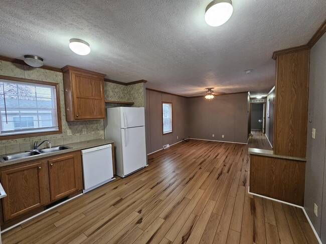 32 Bramblewood Rd in Clark Mills, NY - Foto de edificio - Building Photo