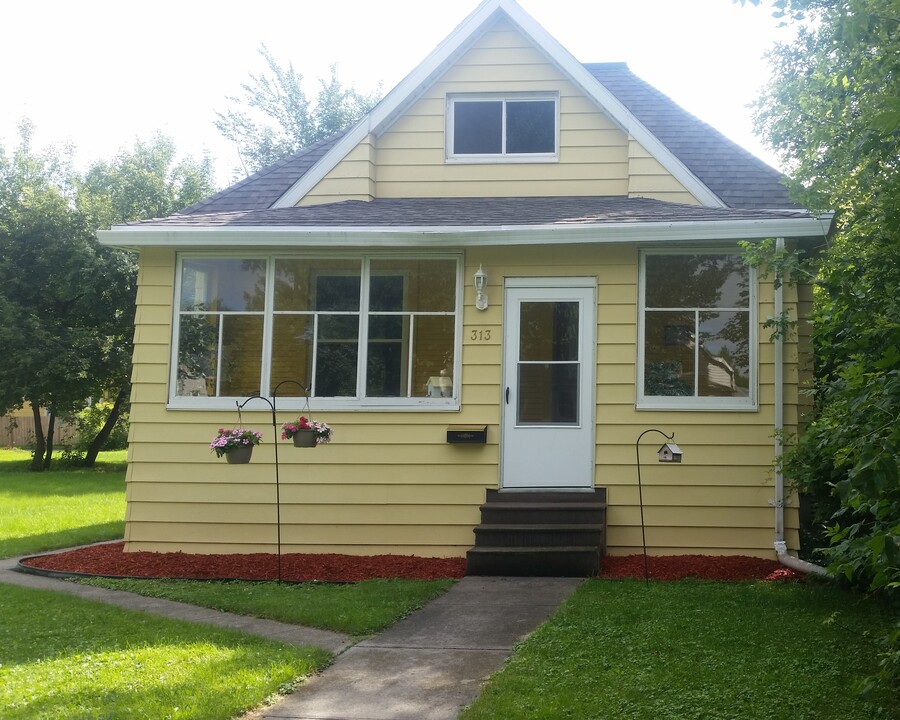 313 North 7th Street, Unit Upstairs (Unit A) in Grand Forks, ND - Building Photo