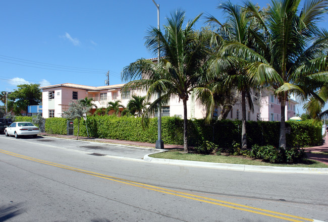 7130 Rue Versailles in Miami Beach, FL - Building Photo - Building Photo