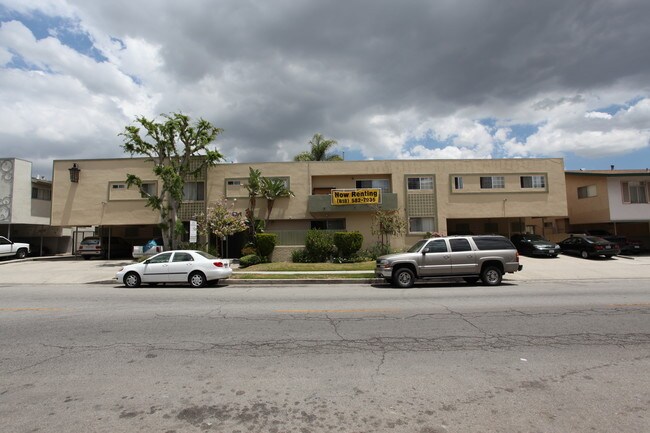 8230 Owensmouth Ave in Canoga Park, CA - Foto de edificio - Building Photo