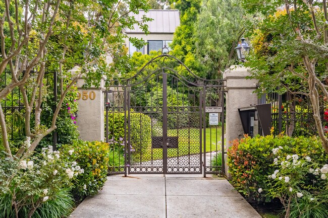 The Courtyards in West Hollywood, CA - Foto de edificio - Building Photo