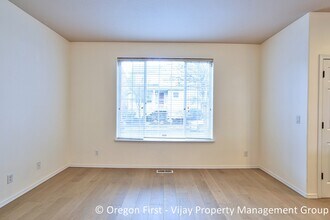 10568 SW Washington St in Portland, OR - Building Photo - Building Photo