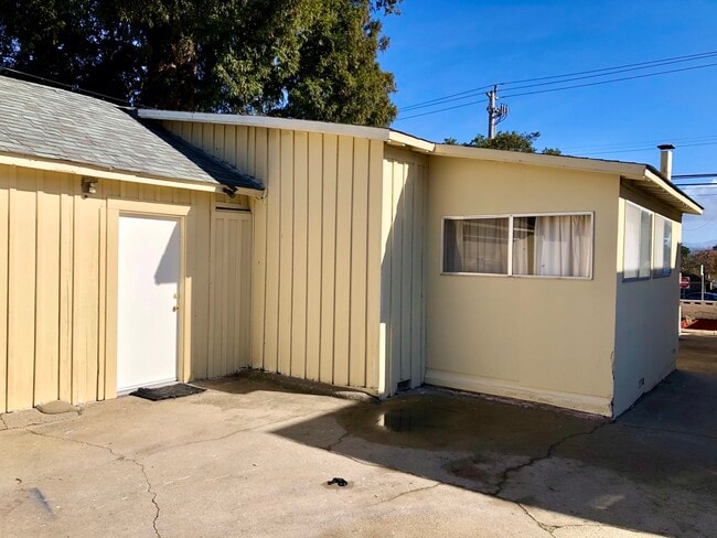 562 Van Buren St, Unit Back in Monterey, CA - Building Photo - Building Photo