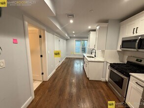 174 Paris St, Unit 221-3 in Boston, MA - Foto de edificio - Building Photo