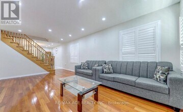 7 Glacier Crescent in Toronto, ON - Building Photo - Building Photo