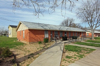 Carver Courts in Ennis, TX - Building Photo - Building Photo