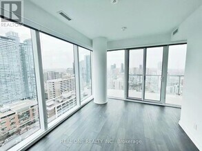 3-3703 Gloucester St in Toronto, ON - Building Photo - Building Photo