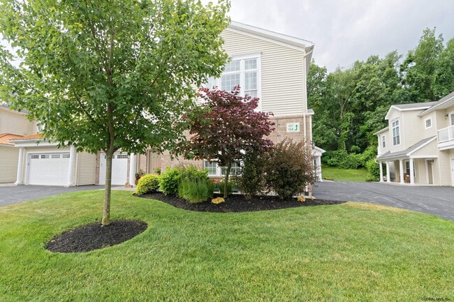 108 Valley Pointe Dr in Niskayuna, NY - Building Photo - Building Photo