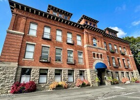 77 Van Dam St, Unit 302 in Saratoga Springs, NY - Building Photo