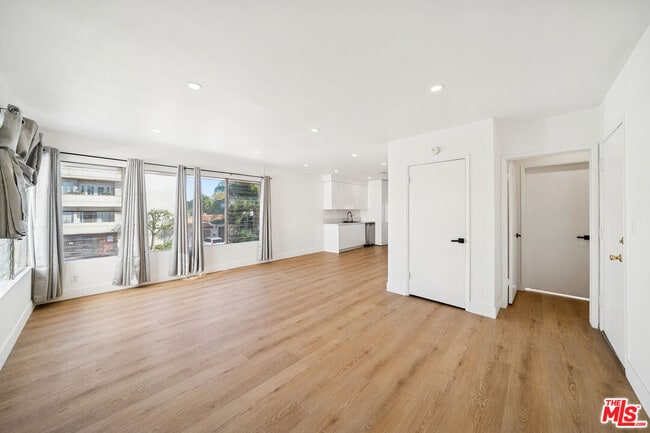 919 S Sherbourne Dr in Los Angeles, CA - Building Photo - Building Photo