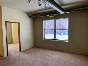 East Douglas Apartments in Bloomington, IL - Foto de edificio - Building Photo