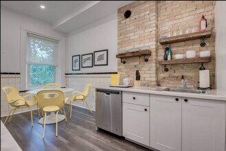 244 Queen St E in Toronto, ON - Building Photo - Building Photo