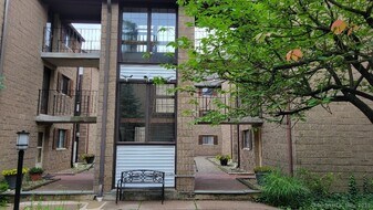 181 Loomis Dr in West Hartford, CT - Building Photo