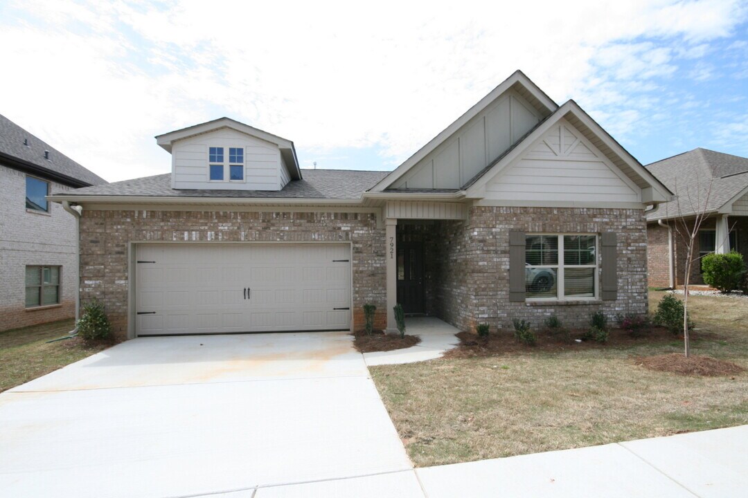 7921 Gabriela Dr NW in Huntsville, AL - Building Photo