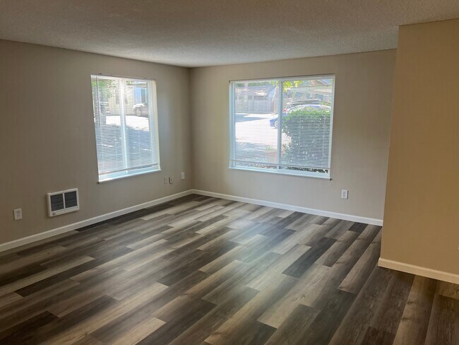 9360 SW 80th Ave in Portland, OR - Building Photo - Building Photo