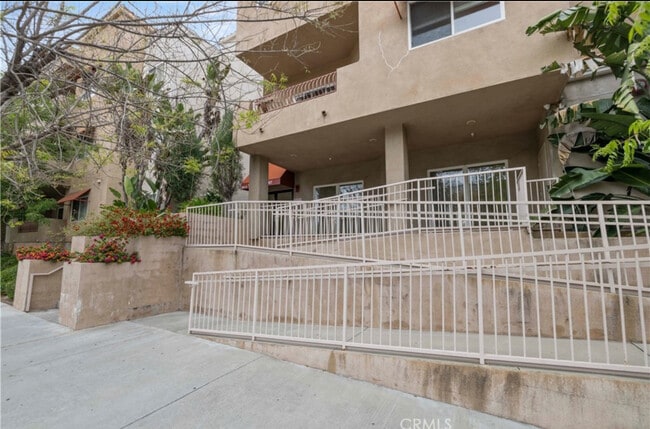 9610 Zelzah Ave, Unit 306 in Northridge, CA - Foto de edificio - Building Photo