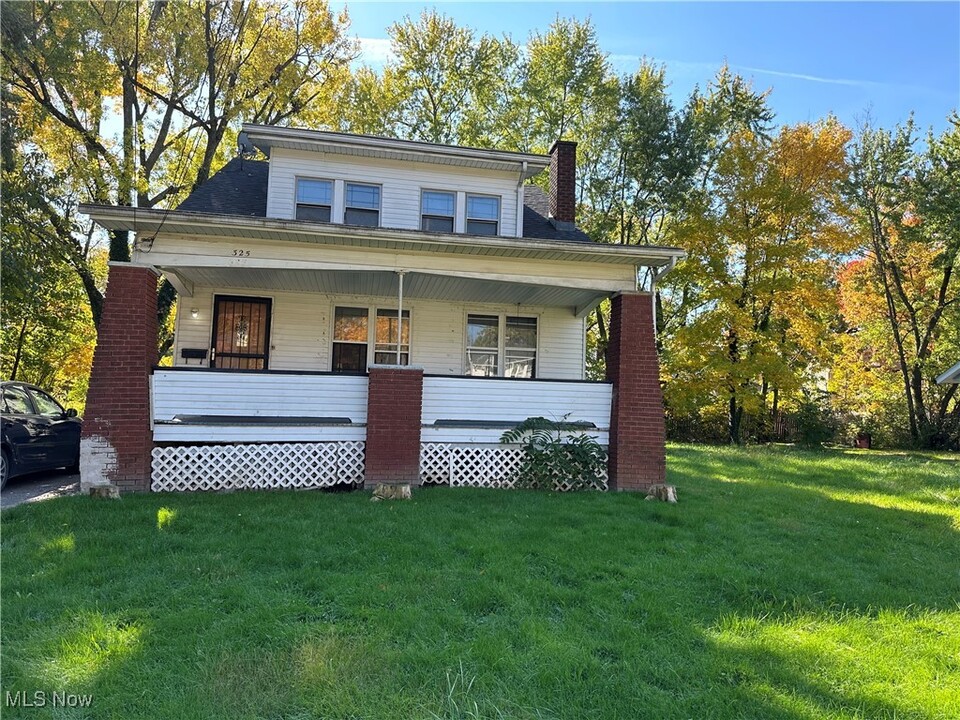 325 Ferndale Ave in Youngstown, OH - Building Photo