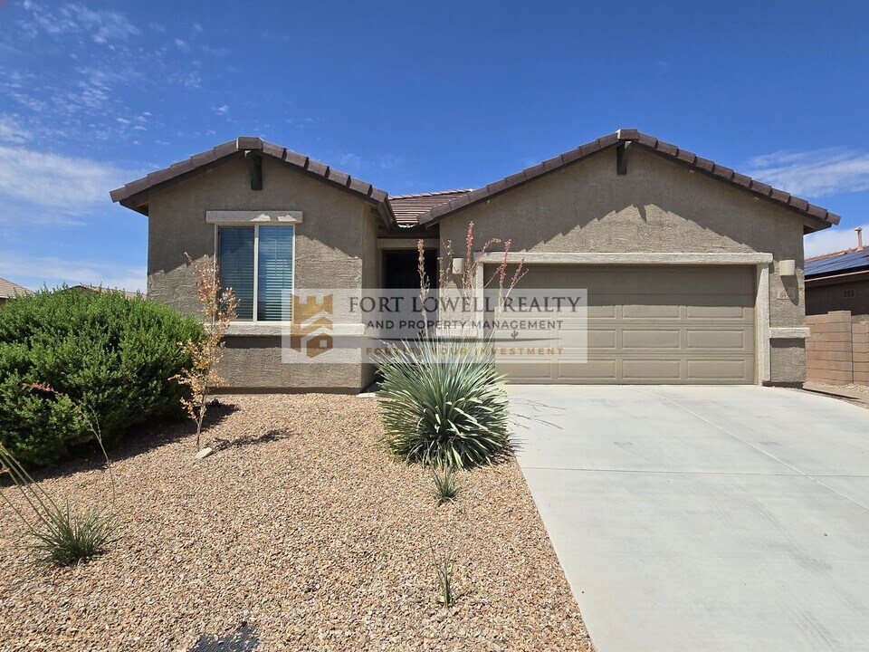6456 E Via Jardin Verde in Tucson, AZ - Building Photo