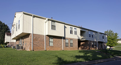 Gate Manor Apartments in Clinton, TN - Building Photo - Building Photo