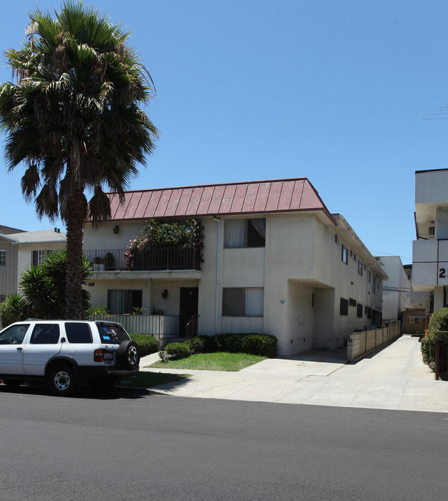 237 S Serrano Ave in Los Angeles, CA - Building Photo