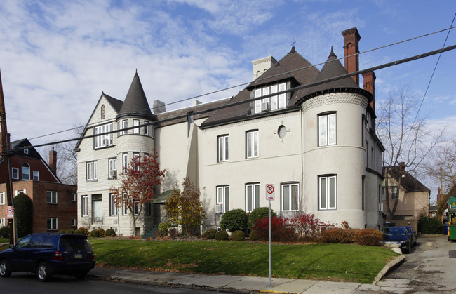 5927 Howe St in Pittsburgh, PA - Foto de edificio - Building Photo