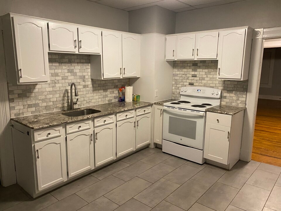 87 Grover St in Springfield, MA - Building Photo