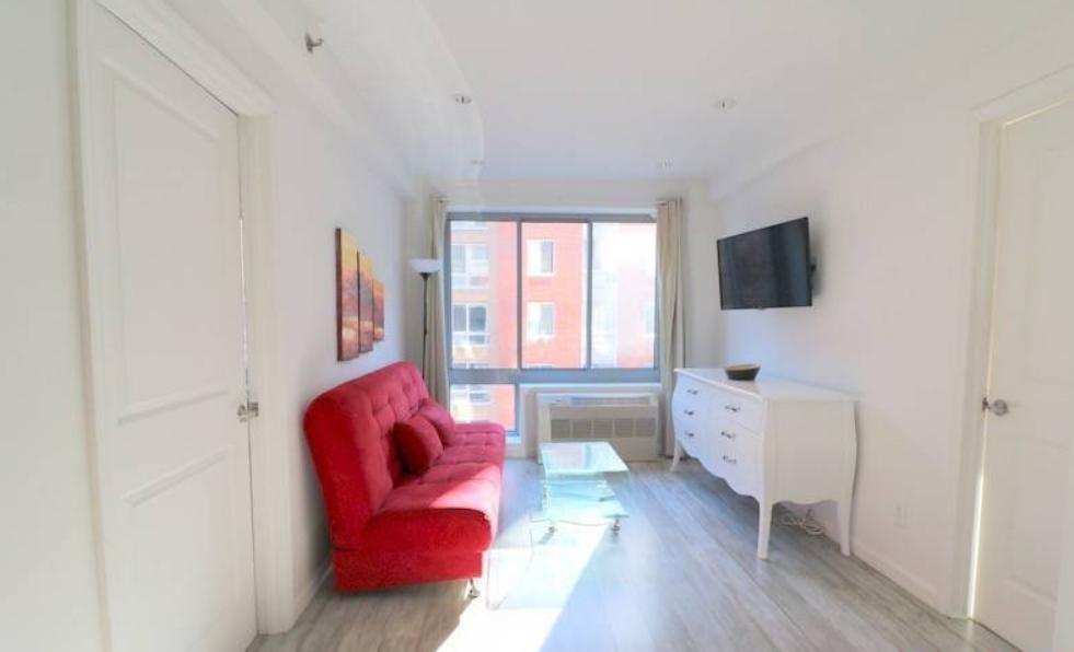 521 W 48th St in New York, NY - Building Photo